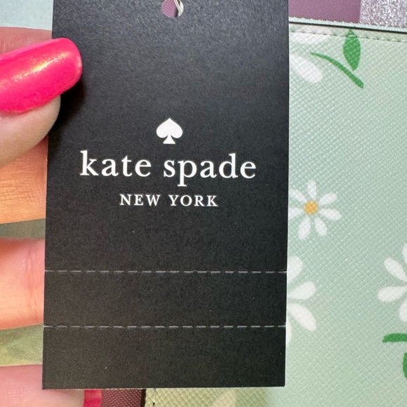 NWT Kate Spade Medium Lucy Scattered Daisi pattern wristlet - Picture 8 of 9